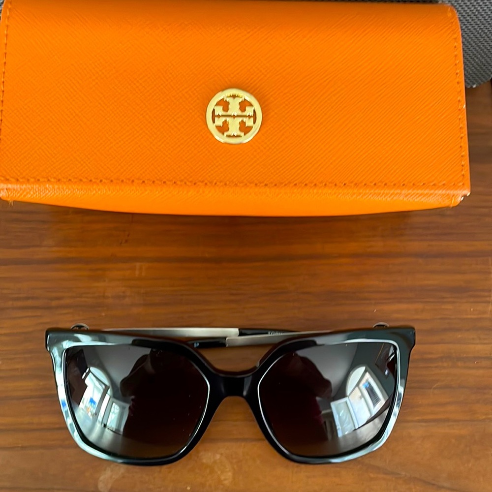 Tory Burch sunglasses. black grey gradient lenses. TY7146.